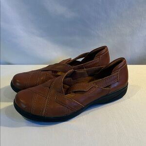 Clarks Collection Cheyn Wale brown faux leather soft cushion loafers size 9